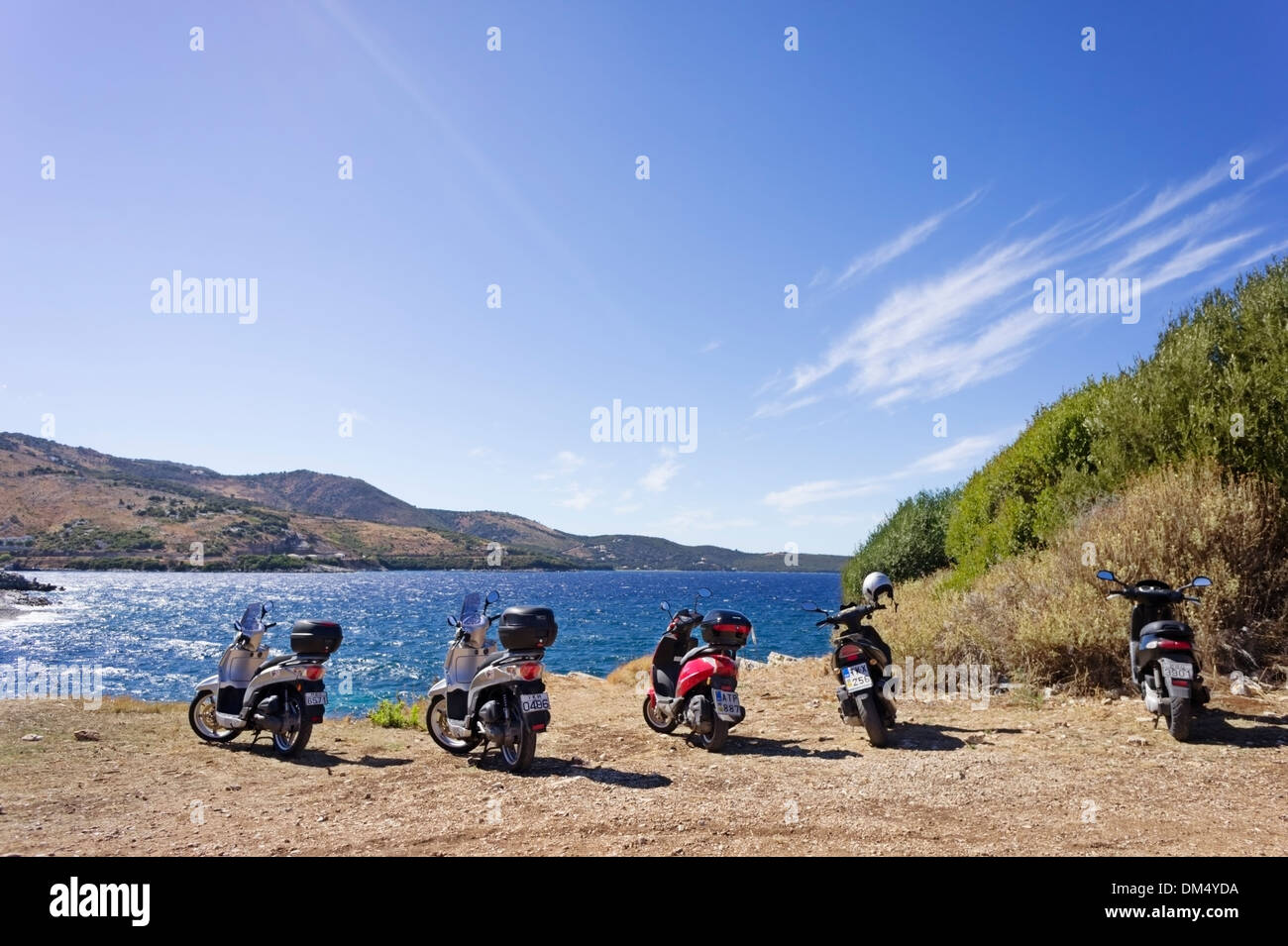 Korfu, Griechenland - Urlaub Vermietung Scooter am Strand in der Nähe geparkt. Stockfoto