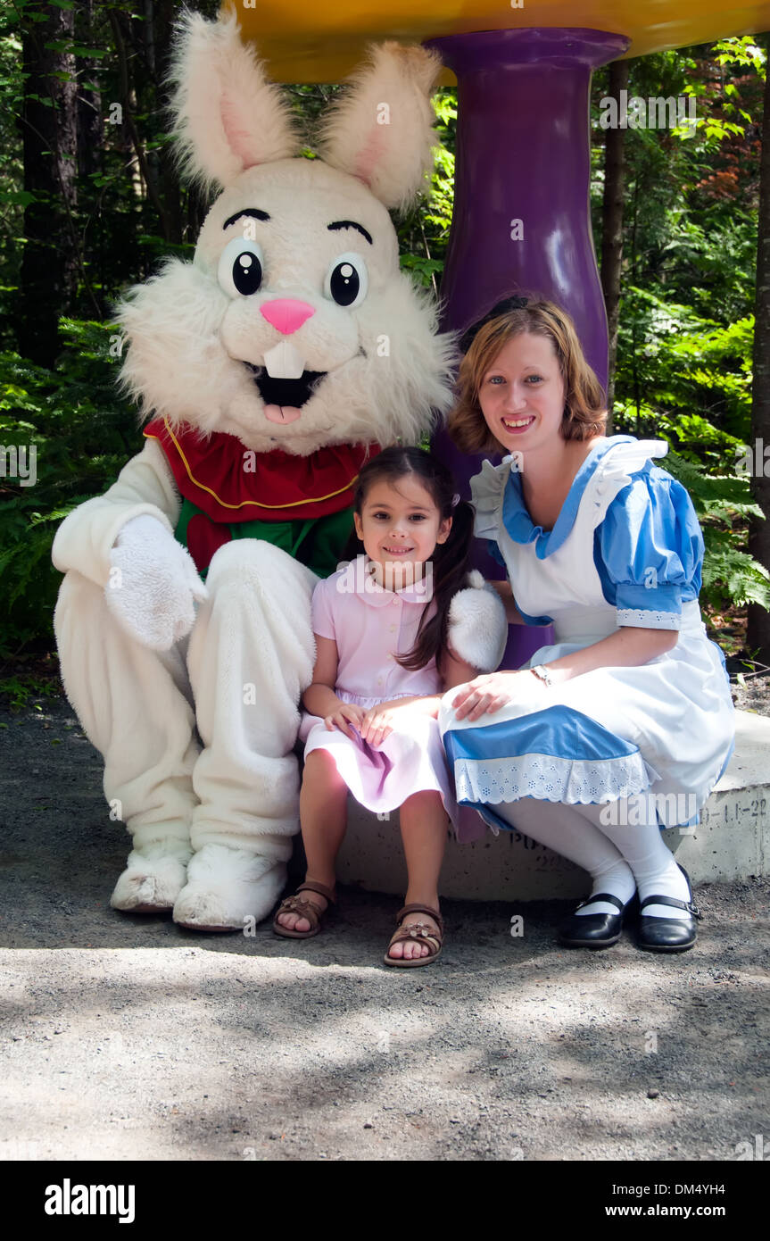 Kind mit Figuren aus Alice im Wunderland in Alice Aux Pays des Merveilles Vergnügungspark Laurentians Quebec Stockfoto