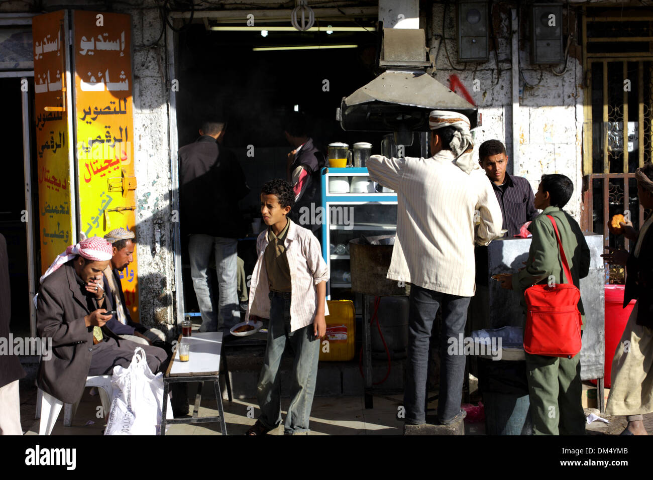 Gruppe von Personen vor einem Café, Sanaa, Jemen Stockfoto
