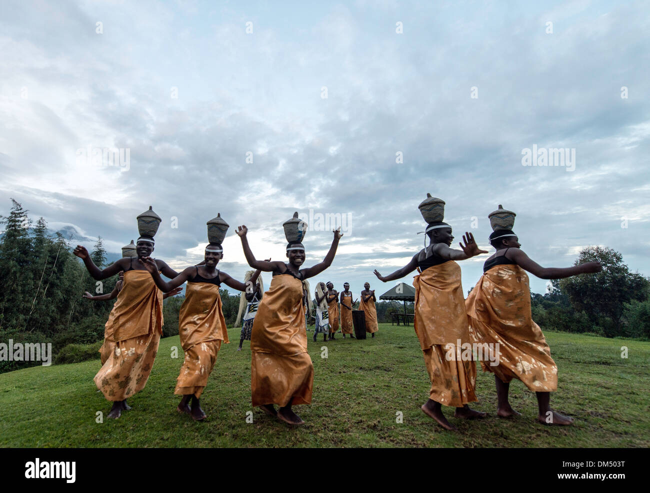 Traditionelle afrikanische Tänzer Volcanoes National Park Ruanda Afrika Stockfoto