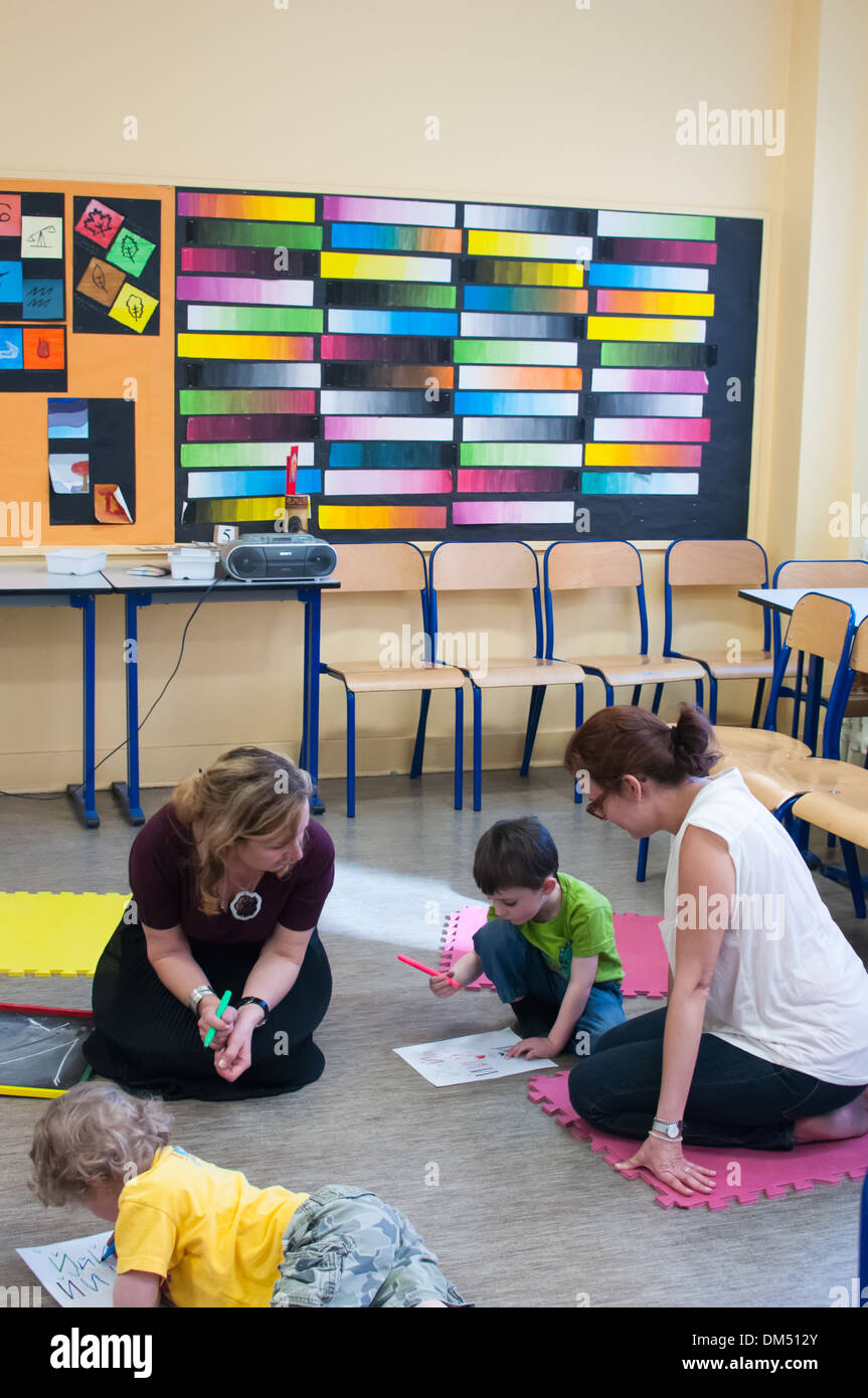Erzieher und Kinder in einem Klassenzimmer Stockfoto
