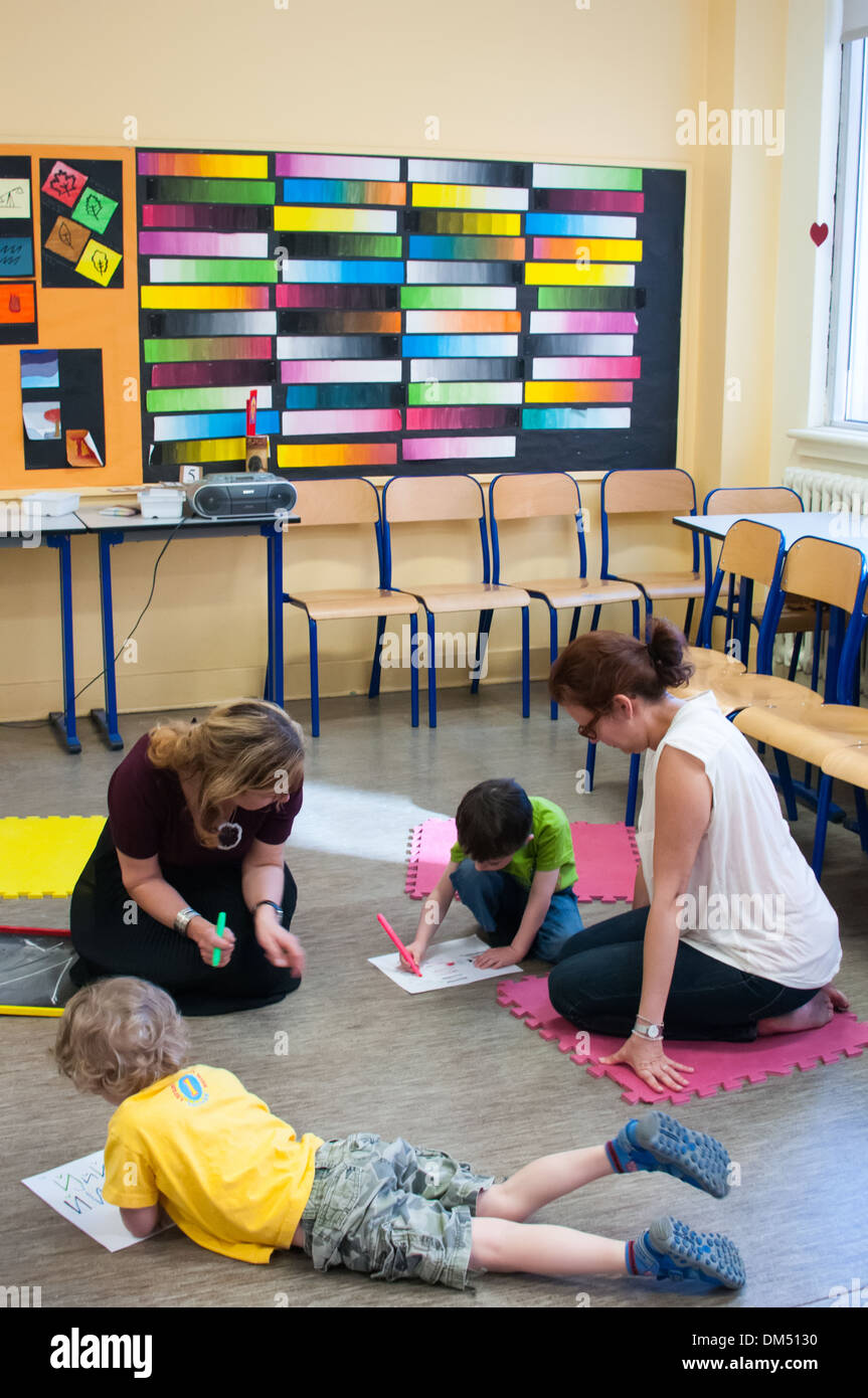 Erzieher und Kinder in einem Klassenzimmer Stockfoto