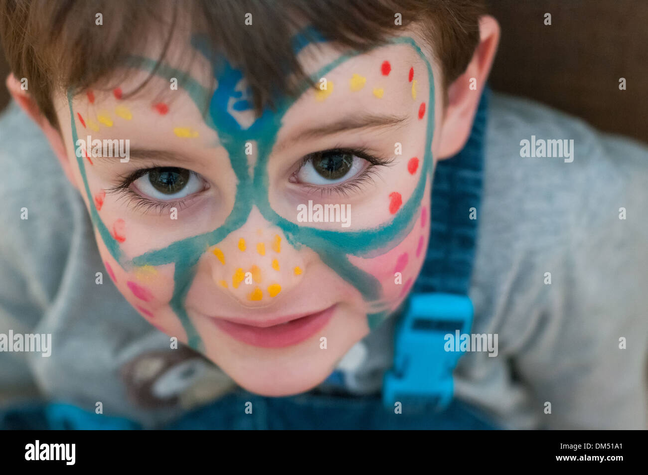 Kind mit bemaltem Gesicht Porträt Boy Stockfoto