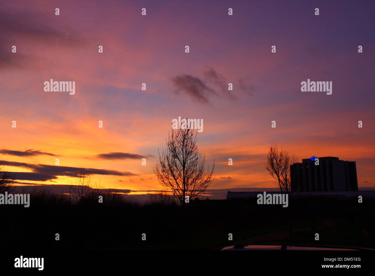 Epische gelb/rot/violett Sonnenuntergang. Stockfoto