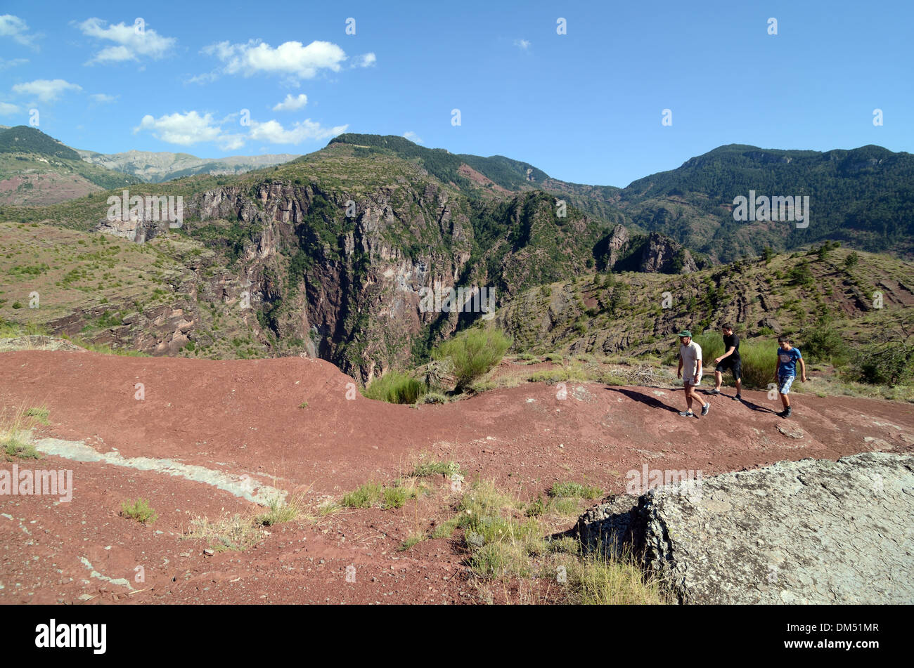 Spaziergänger oder Wanderer zu Fuß auf Weg oder Weg in die Schlucht des Daluis Haut-Var Alpes-Maritimes Frankreich Stockfoto