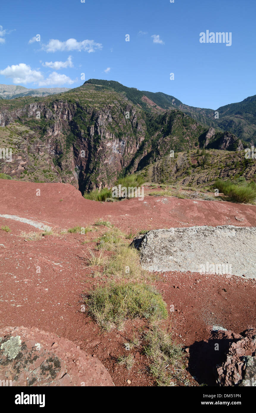 Eisenoxid Felsformationen und die Schlucht des Daluis Schlucht Haut-Var Alpes-Maritimes, Frankreich Stockfoto