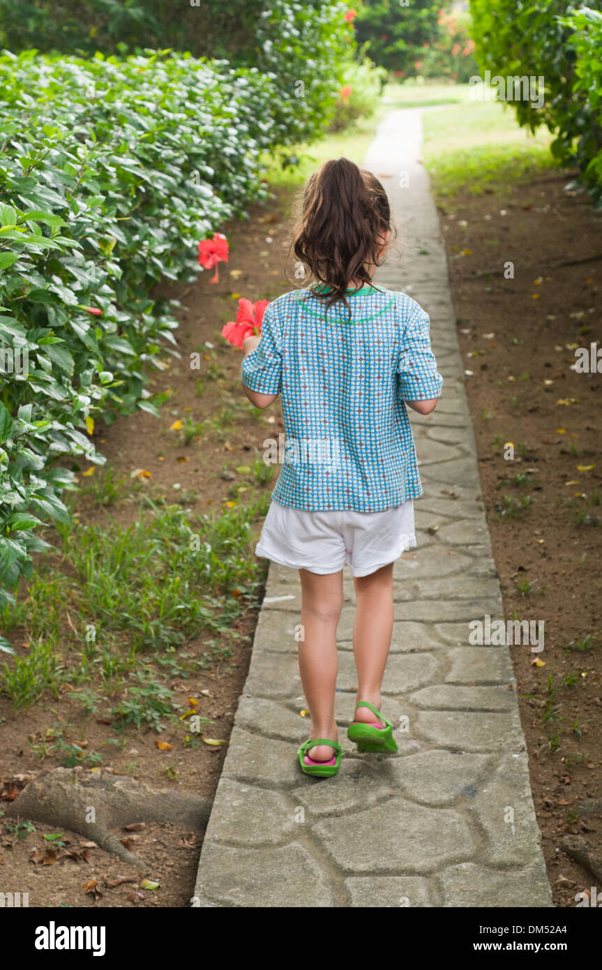 Mädchen zu Fuß auf einem Pfad Stockfoto