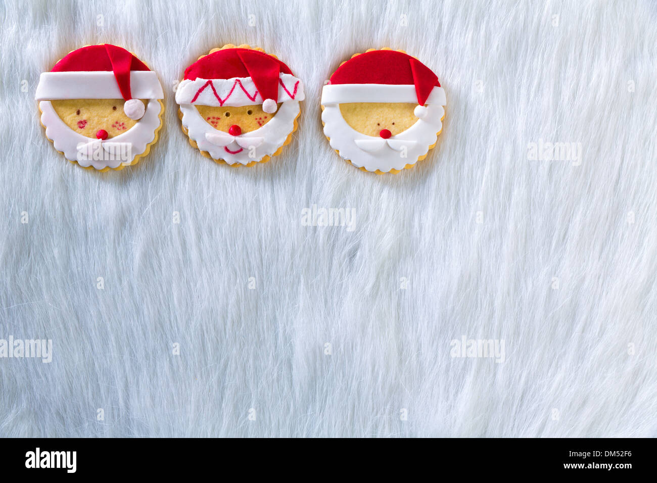 Weihnachtsplätzchen mit Santa Gesicht auf weißem Fell Hintergrund mit Textfreiraum Stockfoto
