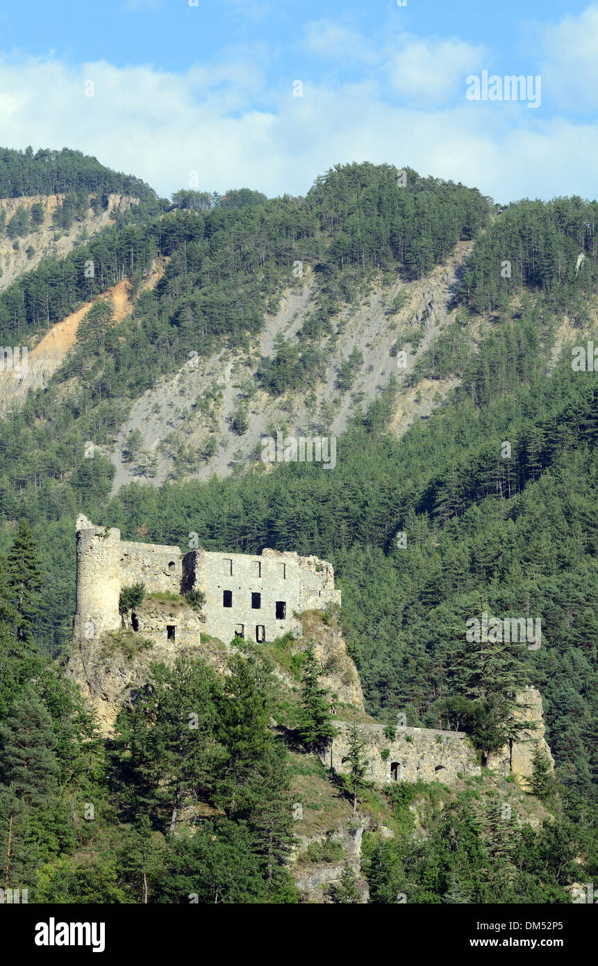 Burgruinen oder zerstörten mittelalterlichen Burg, Schloss oder Château de Reine-Jeanne Guillaumes Haut-Var Alpes-Maritimes Frankreich Stockfoto