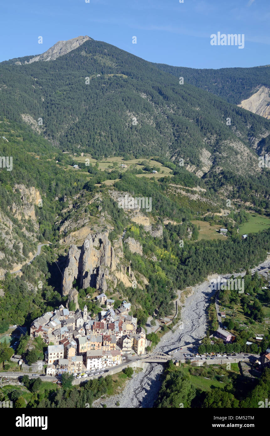 Luftaufnahme von Péone oder Peone Alpine Village & trockenen Flussbett des Var Nebenfluss Haut-Var Alpes-Maritimes, Frankreich Stockfoto