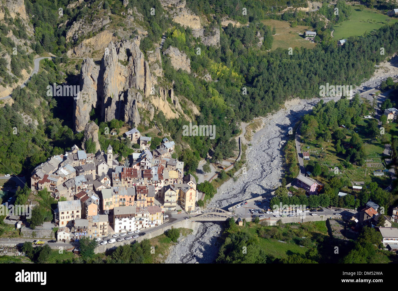 Luftbild von Péone oder Peone Alpendorf und Var-Tal & Flussbett Haut-Var Alpes-Maritimes, Frankreich Stockfoto