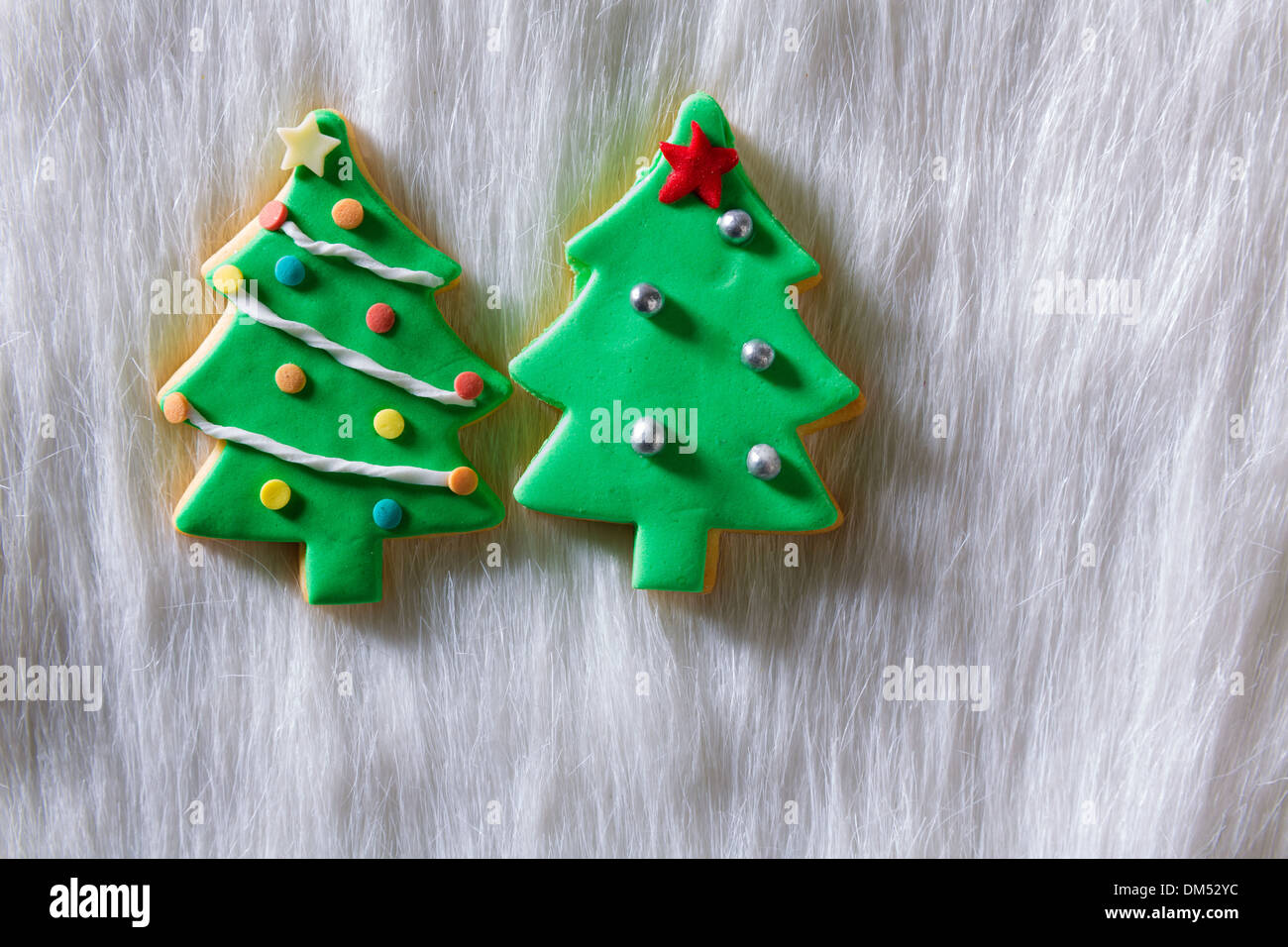 Weihnachtsplätzchen Weihnachten Baum Form auf weißem Fell Hintergrund Stockfoto