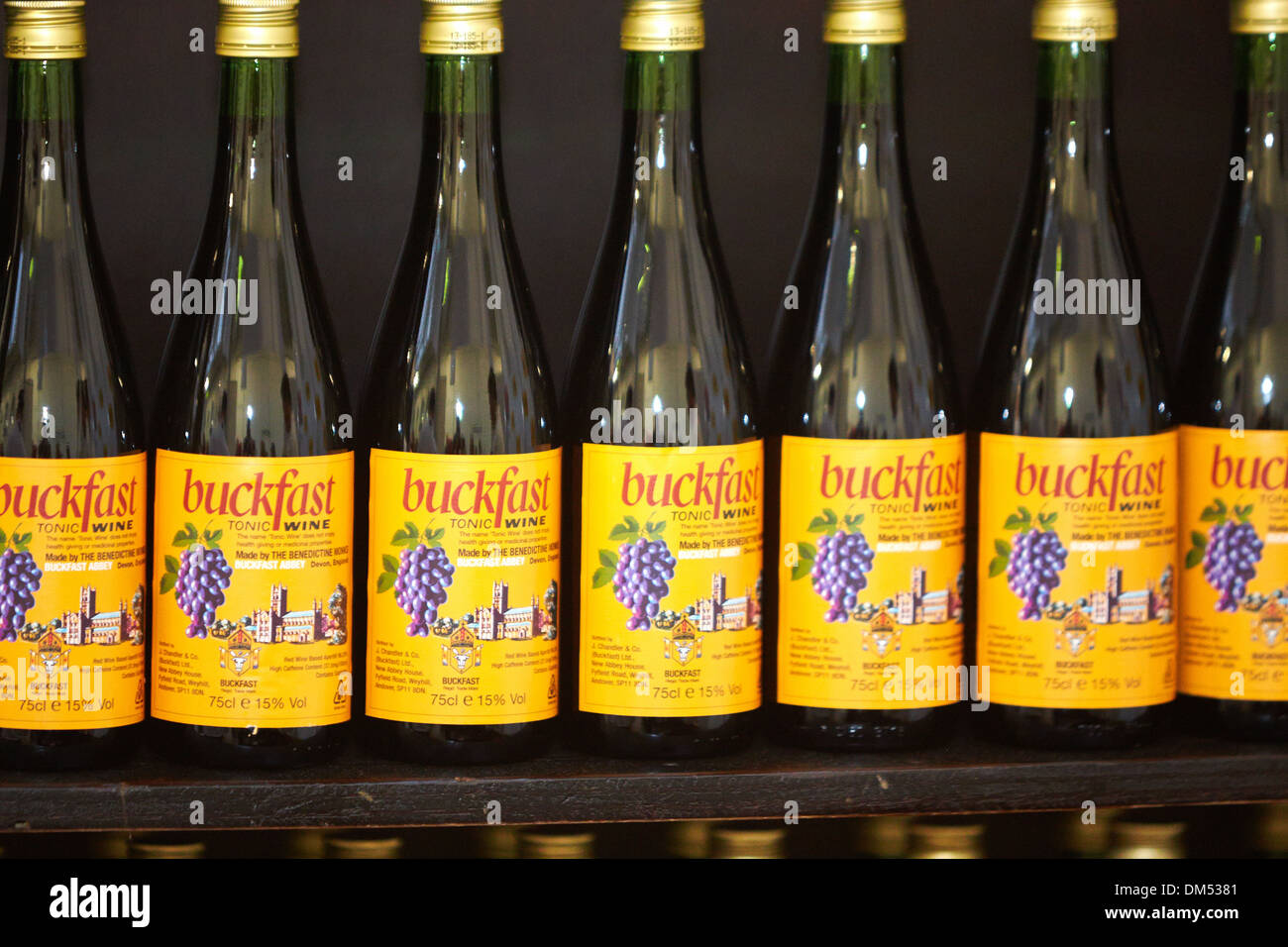 Weinflaschen Buckfast Stärkungsmittel für den Verkauf auf der 2013 statt BBC Good Food Show in Olympia Exhibition Hall Stockfoto