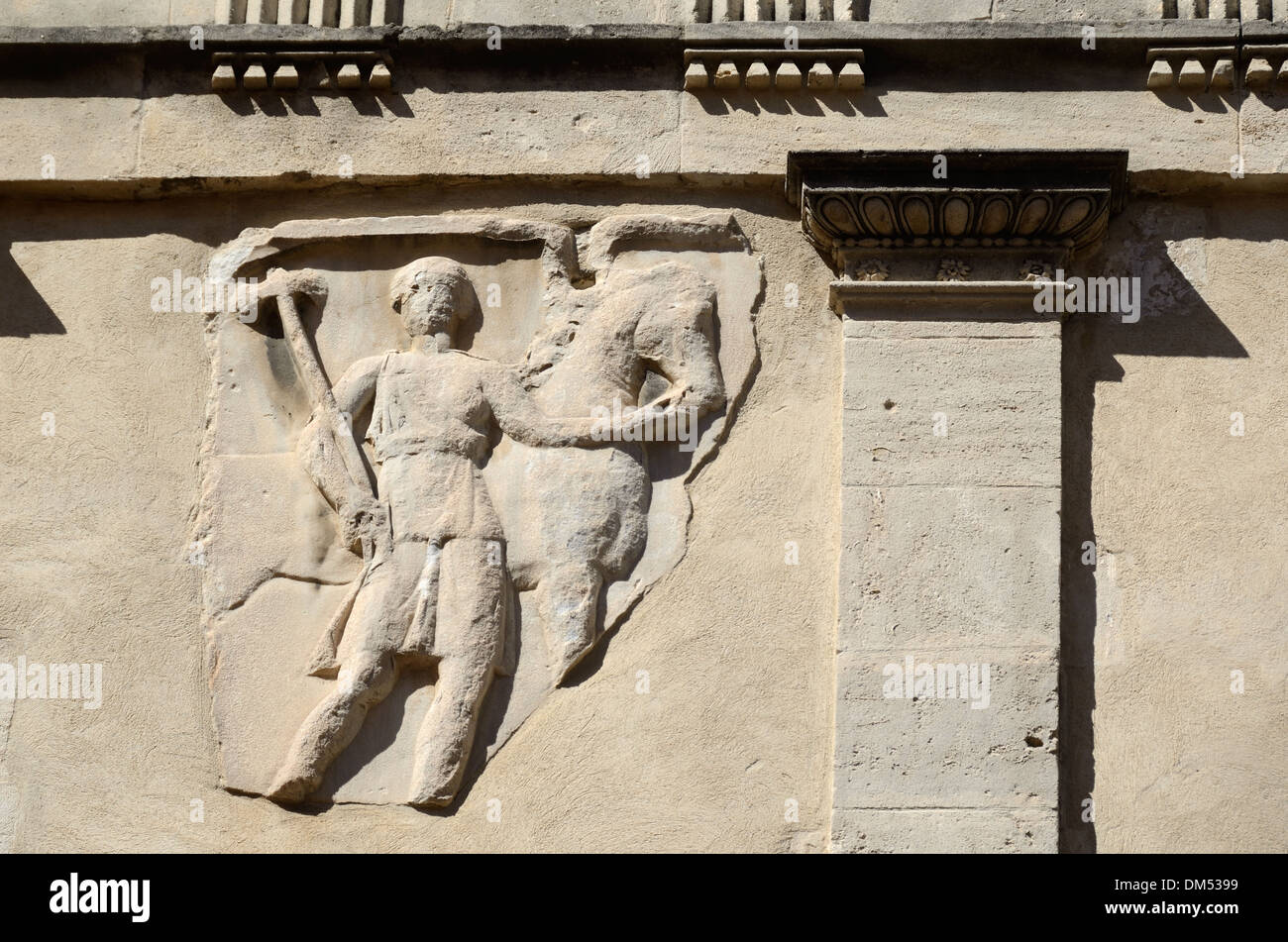 Römische Kavallerie Skulptur oder Embedded Basrelief in Wand eines Stadthauses in die Rue des Aromaten Arles Provence Frankreich Stockfoto