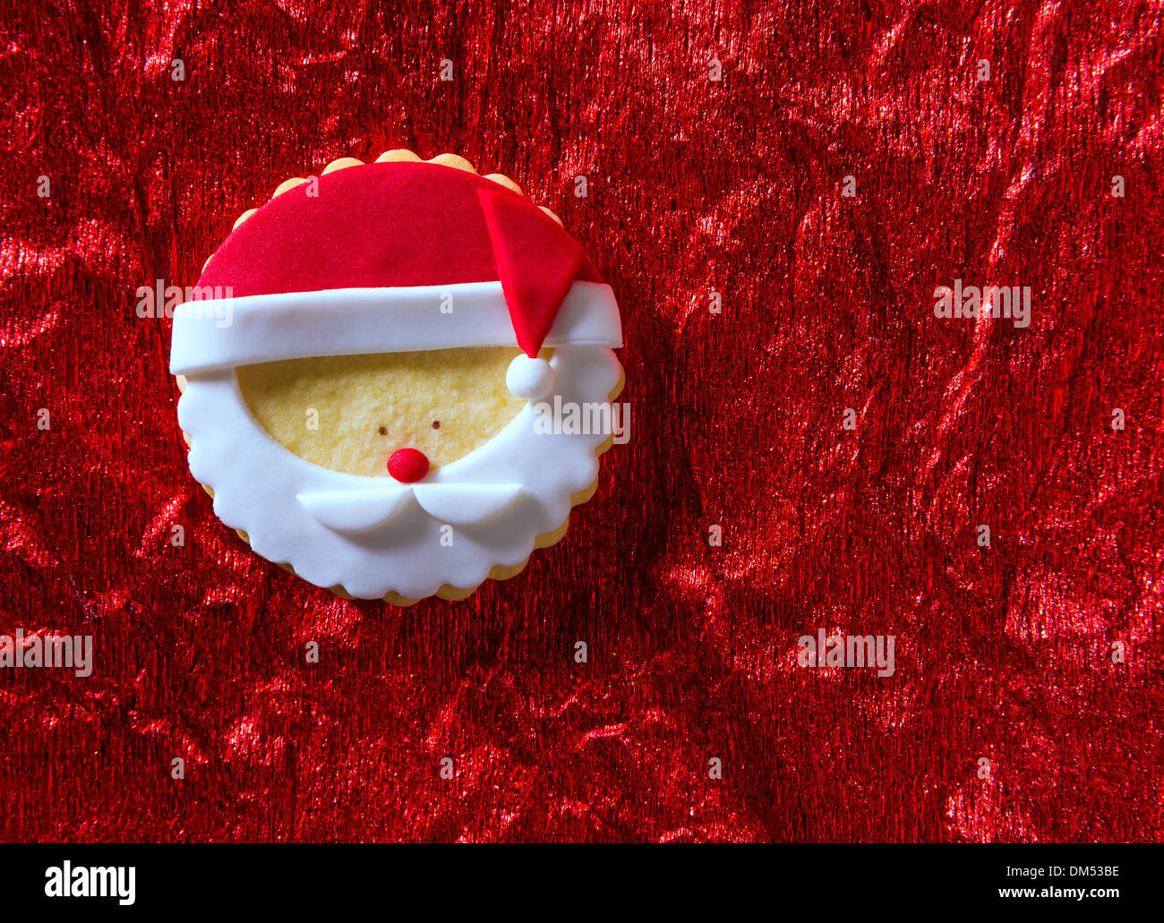 Weihnachtsplätzchen Santa Gesicht auf rotem Hintergrund mit Textfreiraum Stockfoto