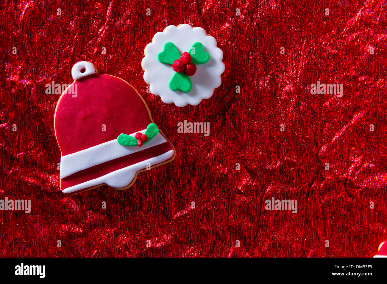 Christmas Cookies Xmas Glocke auf rotem Grund mit Textfreiraum Stockfoto