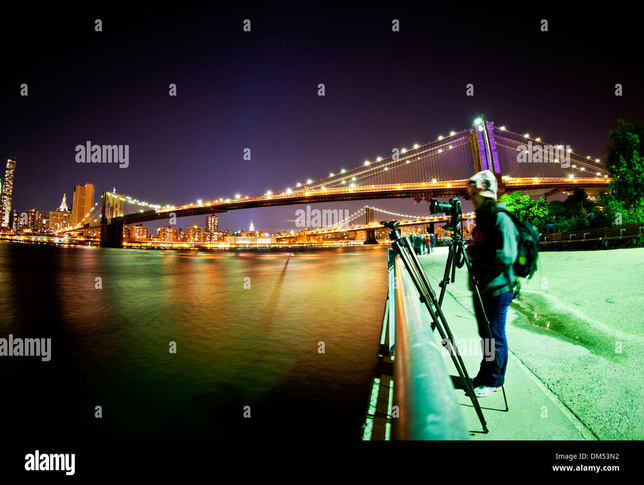 Fotografin, die eine Aufnahme vor der Brooklyn Bridge Stockfoto
