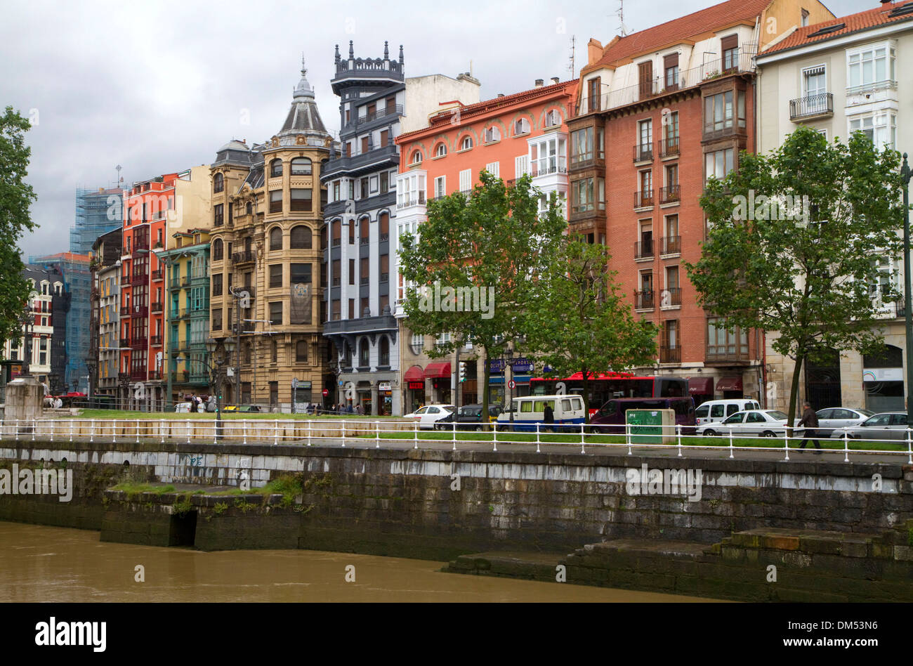 Der Fluss Nervion in Bilbao, Vizcaya, Spanien. Stockfoto