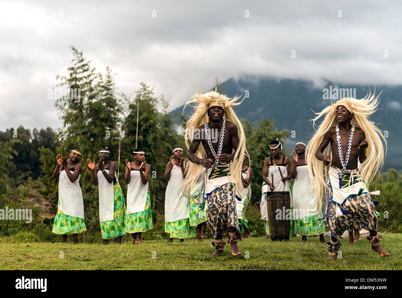 Traditionelle afrikanische Tänzer Volcanoes National Park Ruanda Afrika Stockfoto