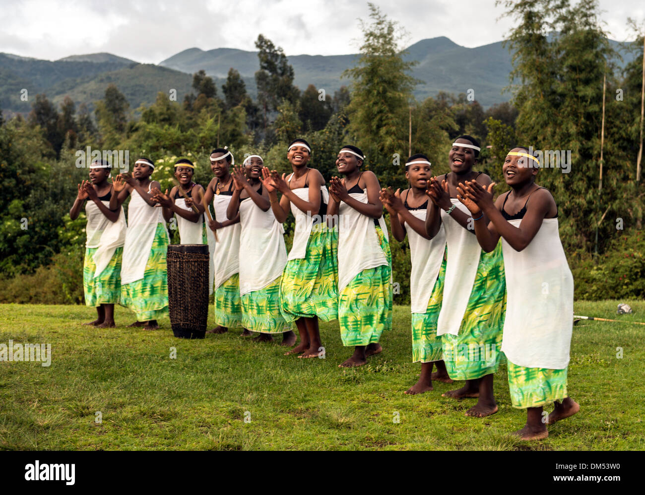 Traditionelle afrikanische Tänzer singen Volcanoes National Park Ruanda Afrika Stockfoto