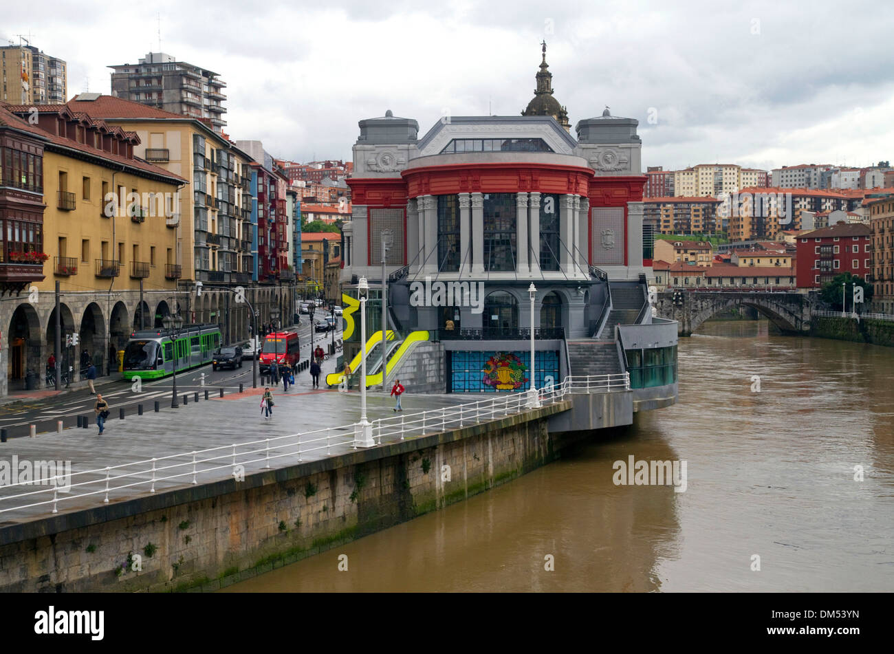 Exterieur der Mercado De La Ribera entlang dem Fluss Nervion in Bilbao, Vizcaya, Spanien. Stockfoto