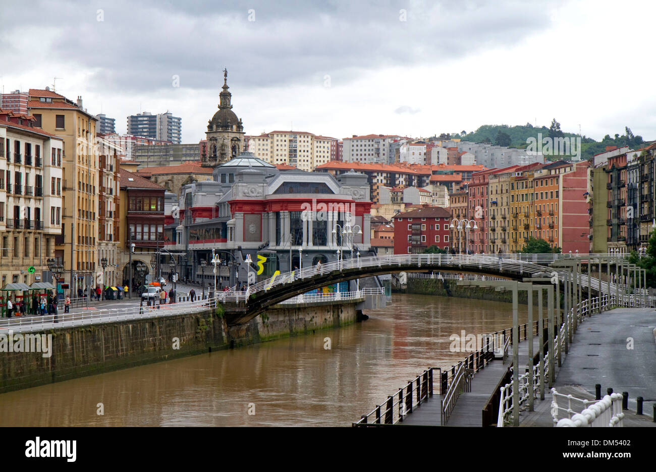 Exterieur der Mercado De La Ribera entlang dem Fluss Nervion in Bilbao, Vizcaya, Spanien. Stockfoto