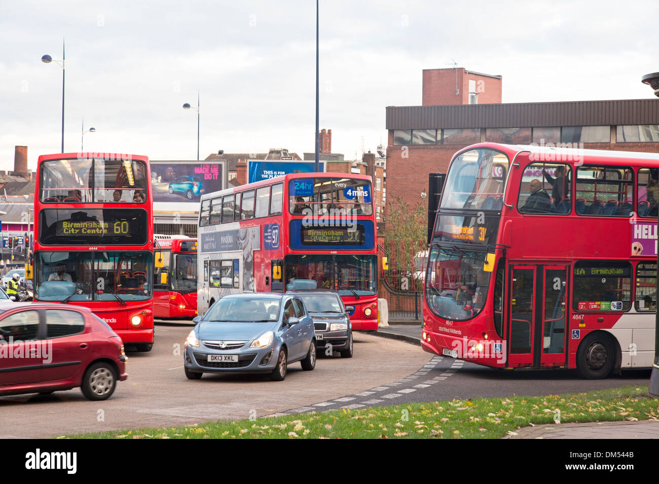 Busse im Verkehr Warteschlange, Birmingham, England, UK Stockfoto