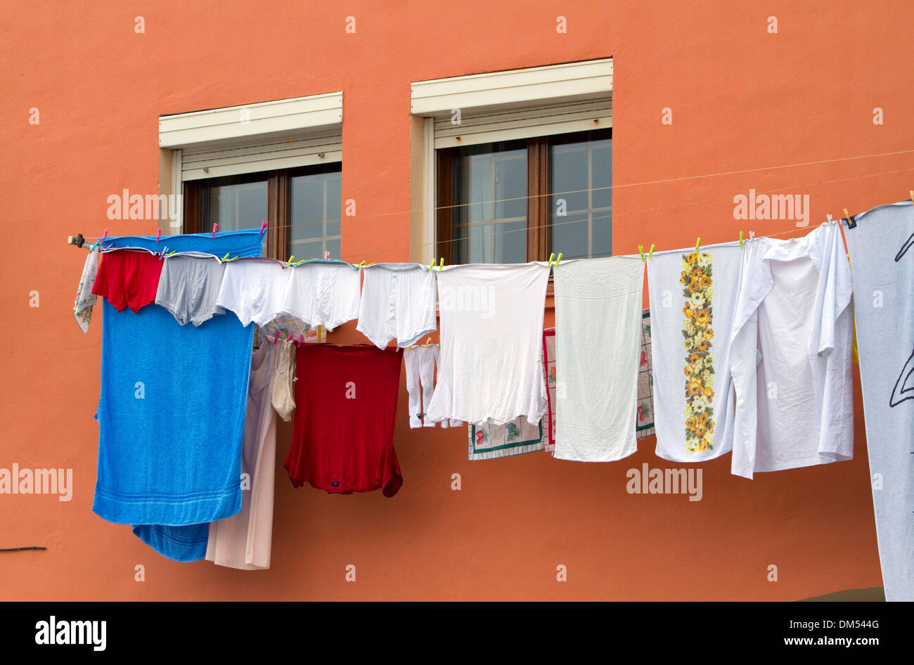 Wäscheleine hängen von einer Ferienwohnung in San Vicente de al Barquera, Kantabrien, Spanien. Stockfoto