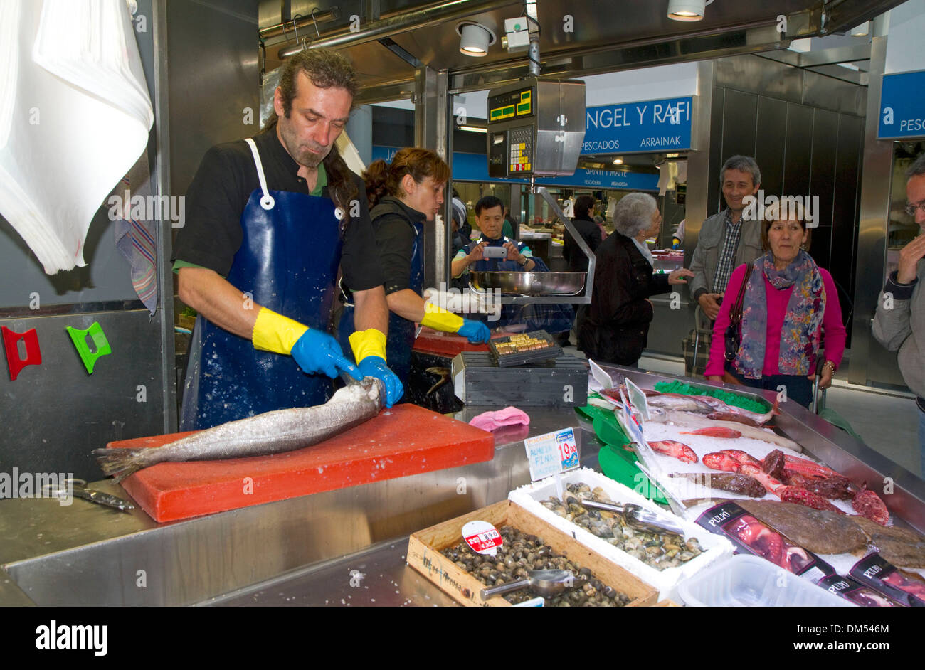 Meeresfrüchte-Anbieter in der Mercado De La Ribera entlang dem Fluss Nervion in Bilbao, Vizcaya, Spanien. Stockfoto