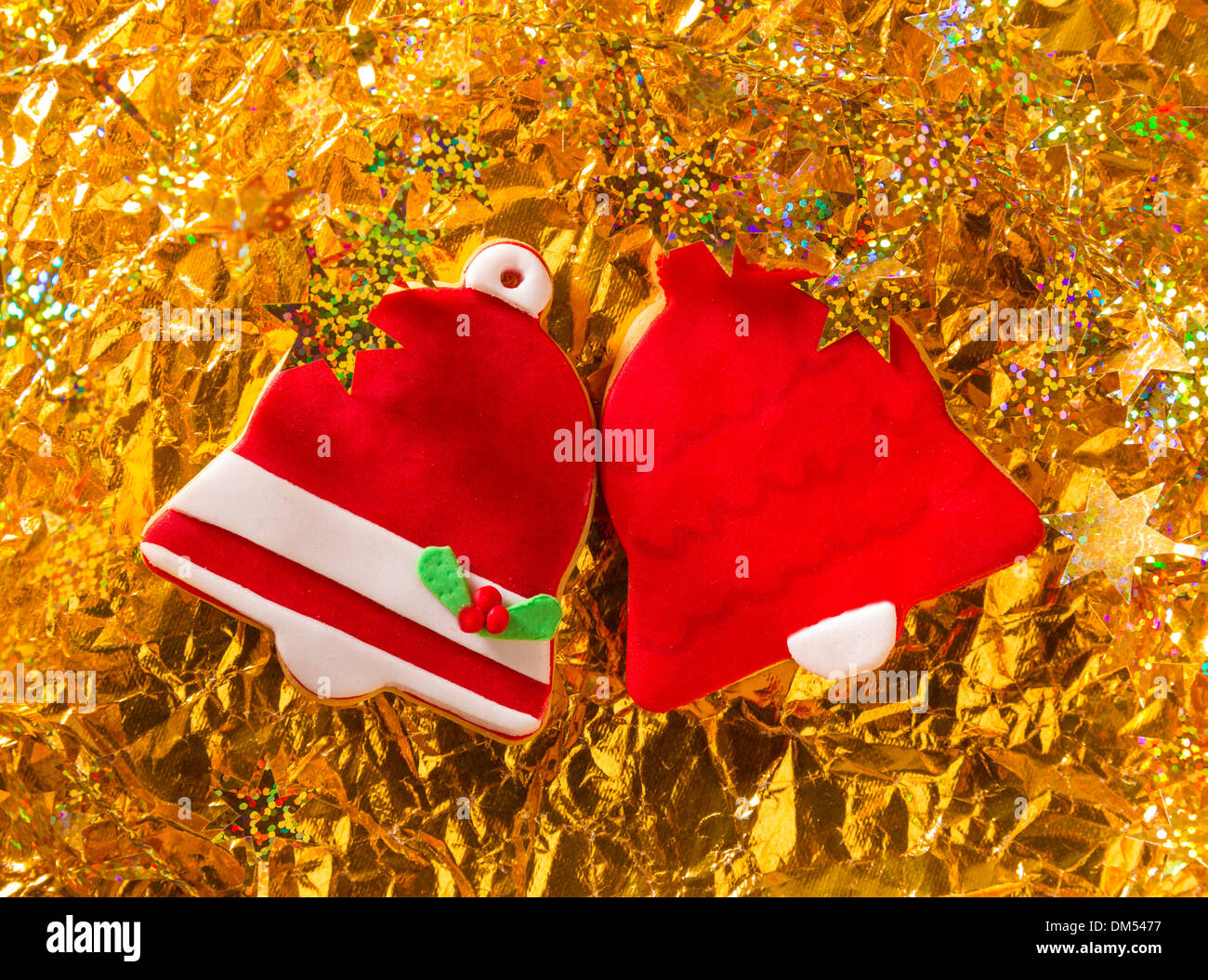 Christmas Cookies Xmas rot Glockenform auf goldenem Hintergrund Stockfoto