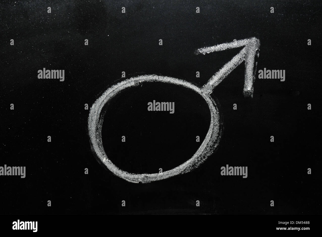 Männliches Geschlecht Symbol auf einer Tafel mit Kreide gezeichnet. Stockfoto