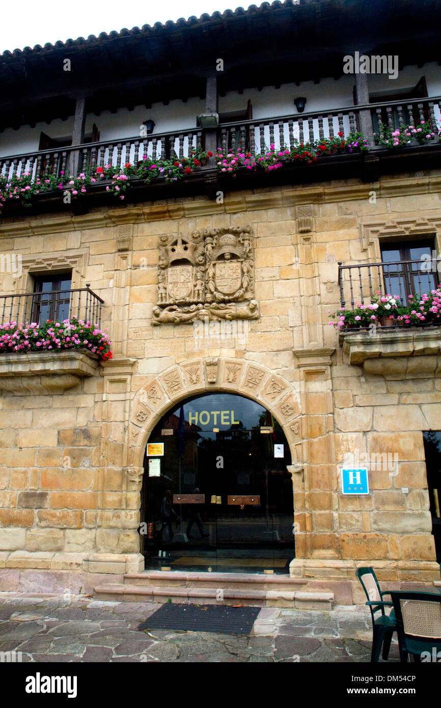 Hotel von außen bei Santillana de Mar, Kantabrien, Spanien. Stockfoto