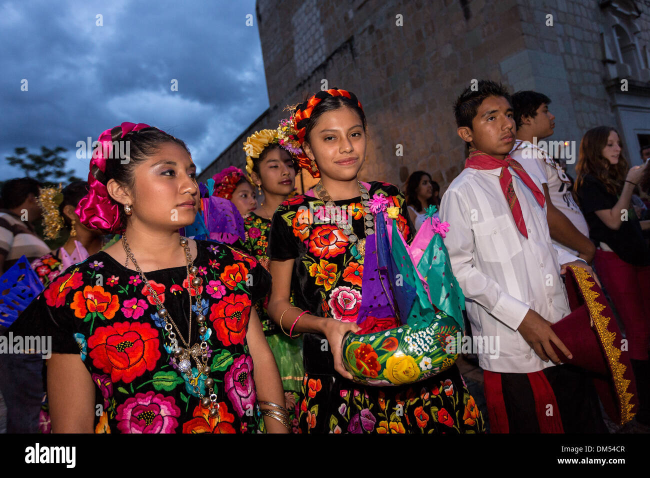 Junge Frauen gekleidet in Trachten-Parade in einem Comparsas im Laufe des Tages von den Dead Festival in Oaxaca, Mexiko. Stockfoto