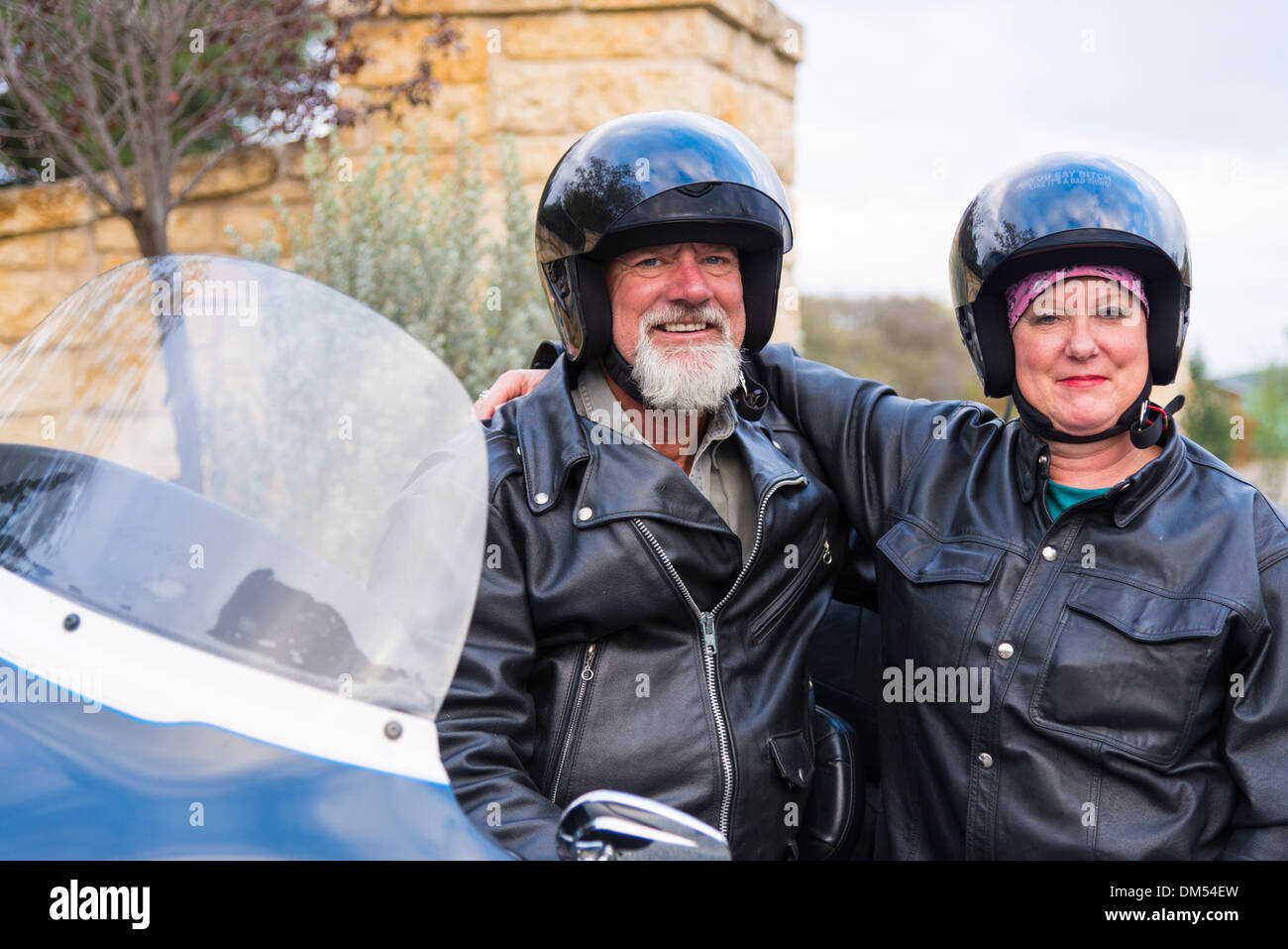 Porträt von zwei ältere Motorradfahrer tragen Helme und schwarzem Leder-Outfit beim Blick in die Kamera. Stockfoto