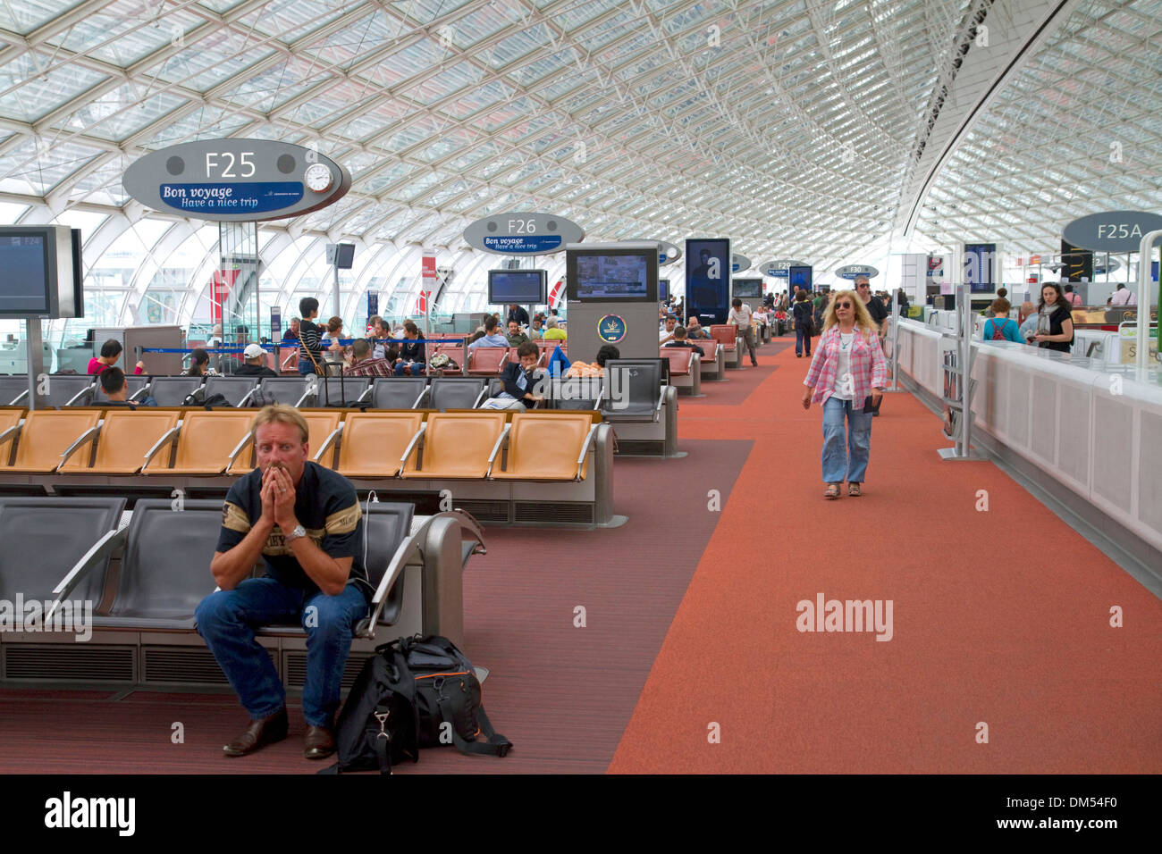 Reisende in einem Wartezimmer bei Charles de Gaulle Airport, Paris, Frankreich. Stockfoto