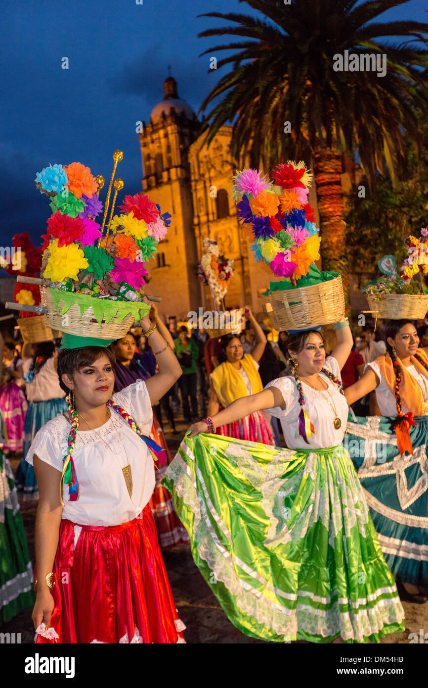 Junge Frauen gekleidet in Trachten-Parade in einem Comparsas im Laufe des Tages von den Dead Festival in Oaxaca, Mexiko. Stockfoto