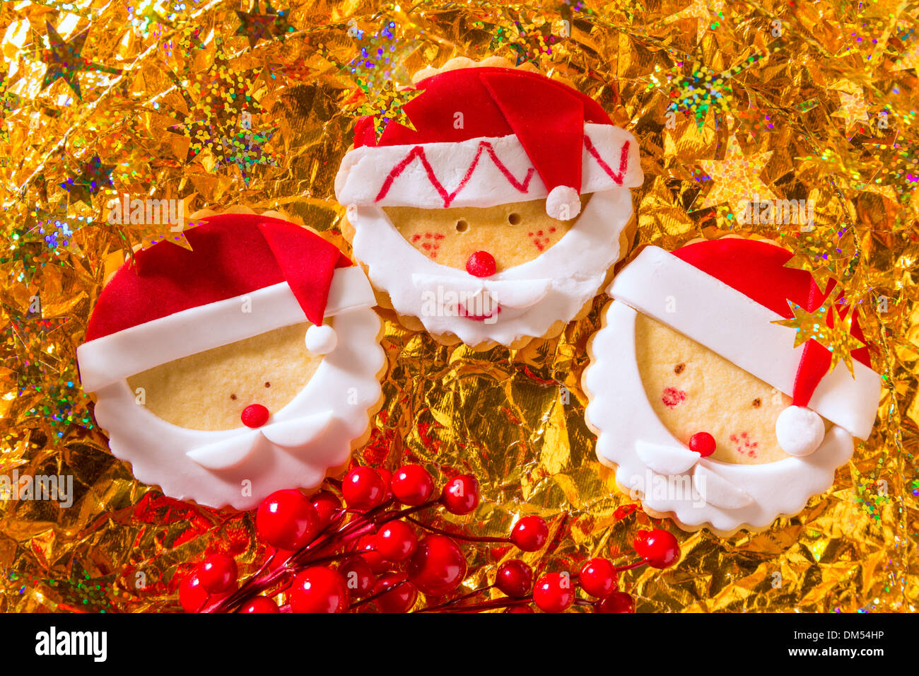 Weihnachtsplätzchen mit Santa Gesicht auf goldenem Hintergrund Stockfoto