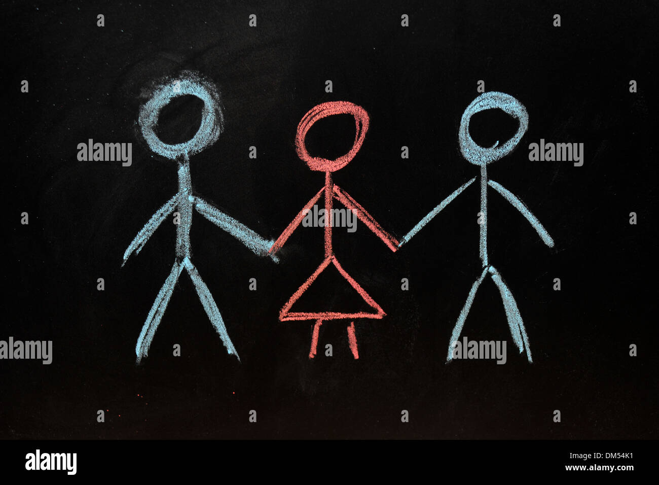 2 Männer und 1 Frau auf einer Tafel mit Kreide gezeichnet. Stockfoto