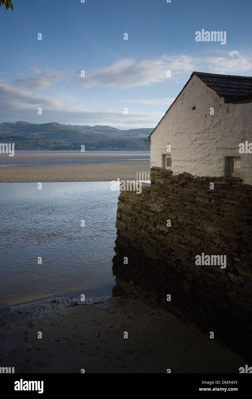 Haus in der Nähe von Portmeirion mit Blick auf Afon Dwyryd Stockfoto