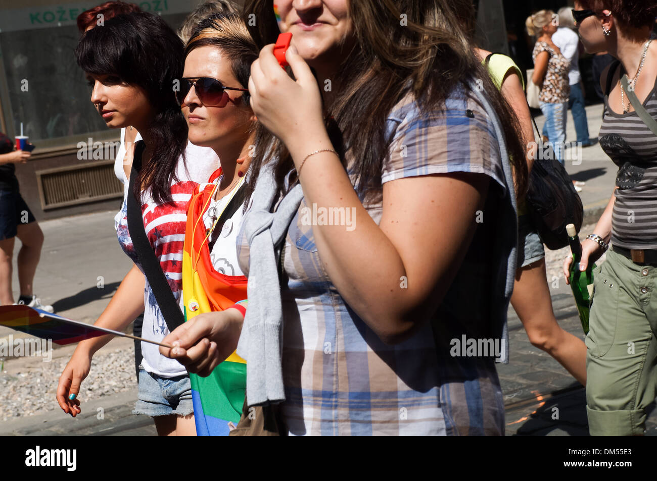 Homosexuelle Menschen sowie deren Freunde und Fans besuchen Prag Gay Pride Parade im Jahr 2012. Stockfoto