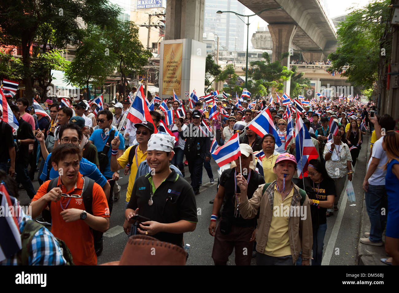 Der Massenprotest Marsch durch Völker demokratische Reform Committee (Separatistischen) zum Government House, auf der Sukhumvit Road, Bangkok, Thailand Stockfoto