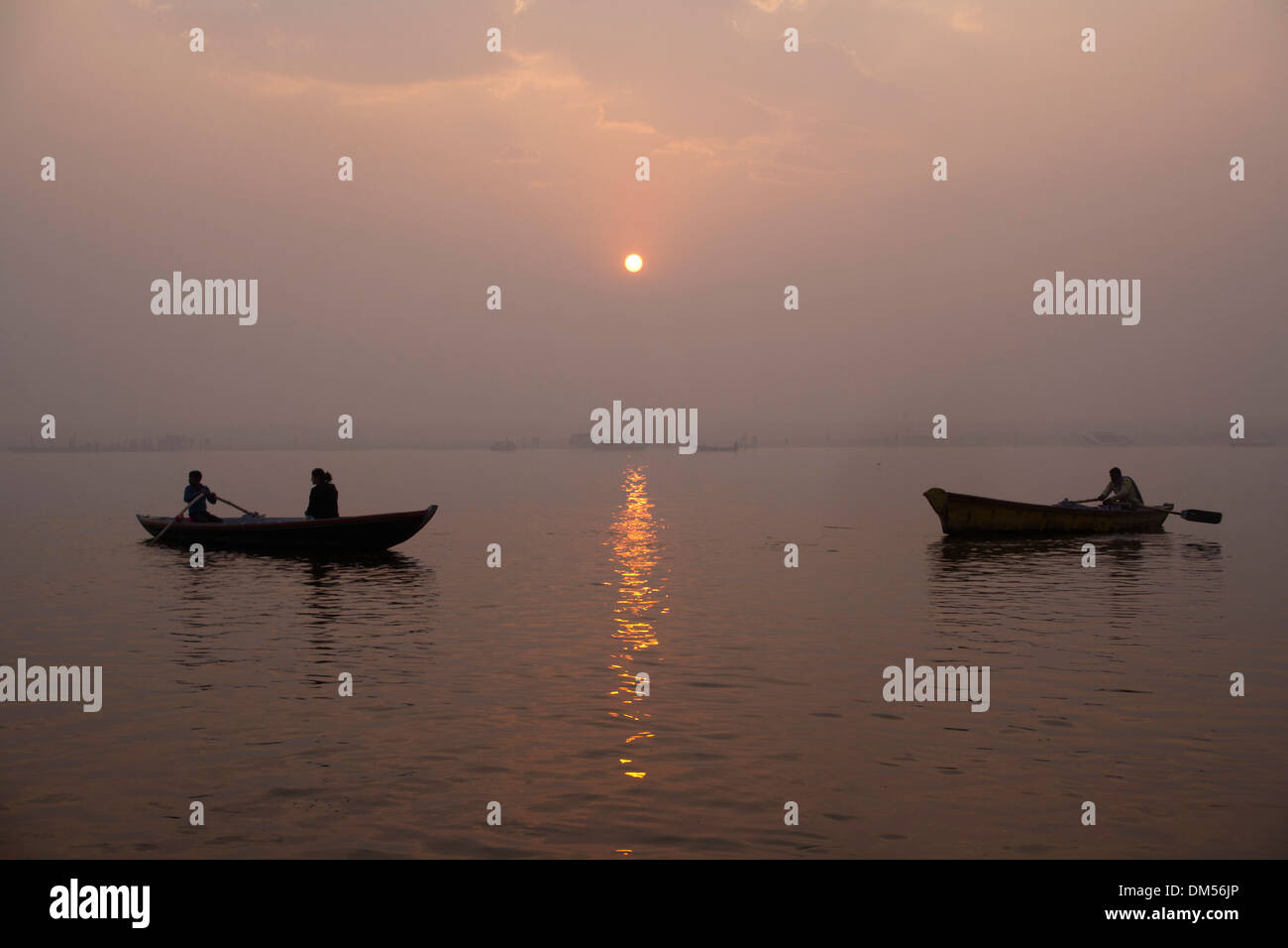 Sonnenaufgang über dem Fluss Ganges, Varanasi, Indien Stockfoto
