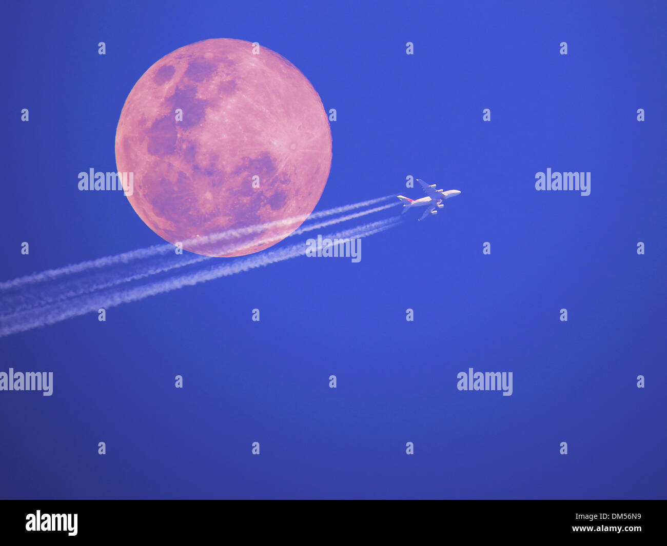 Mond, Planeten, Flugzeug, Jet, Jet-Flugzeug, Kondensation Trail, weiß, hellblau, Stockfoto