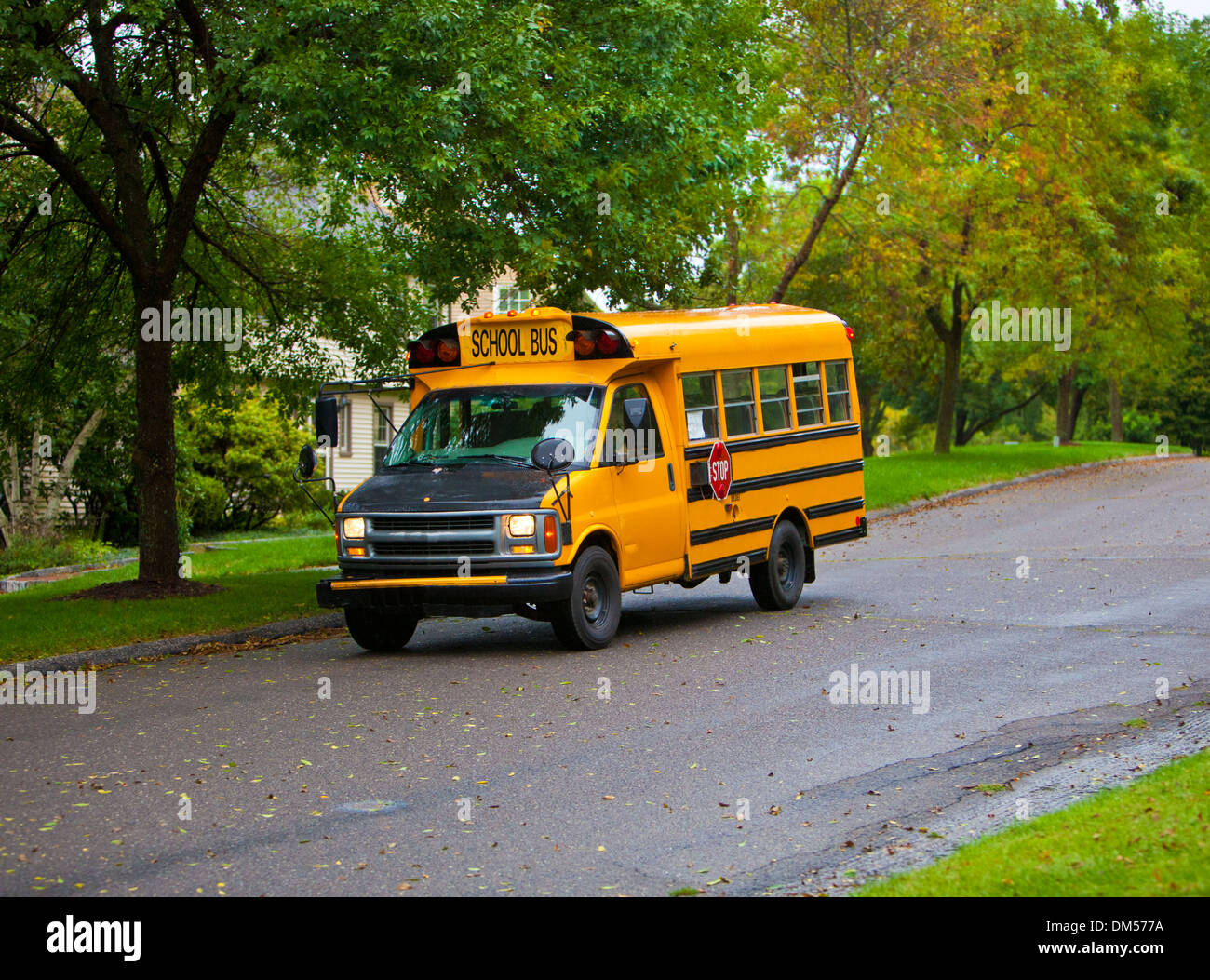 Gelber Schulbus auf einer leeren Straße Stockfoto