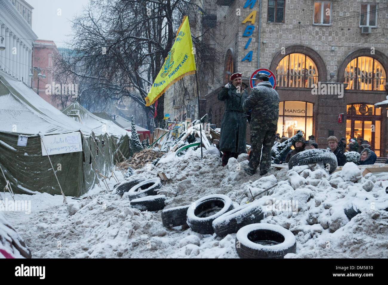 Kiew, Ukraine. 11. Dezember 2013 wurden Tausende von Menschen auf die Straße in der ukrainischen Hauptstadt Kiew, Suche nach dem Rücktritt der Regierung für die Ablehnung einen deal auf engere Beziehungen mit der Europäischen Union. Schoene regierungsfeindliche Proteste in Kiew Hauptplatz. Bildnachweis: Vasyl Molchan/Alamy Live-Nachrichten Stockfoto