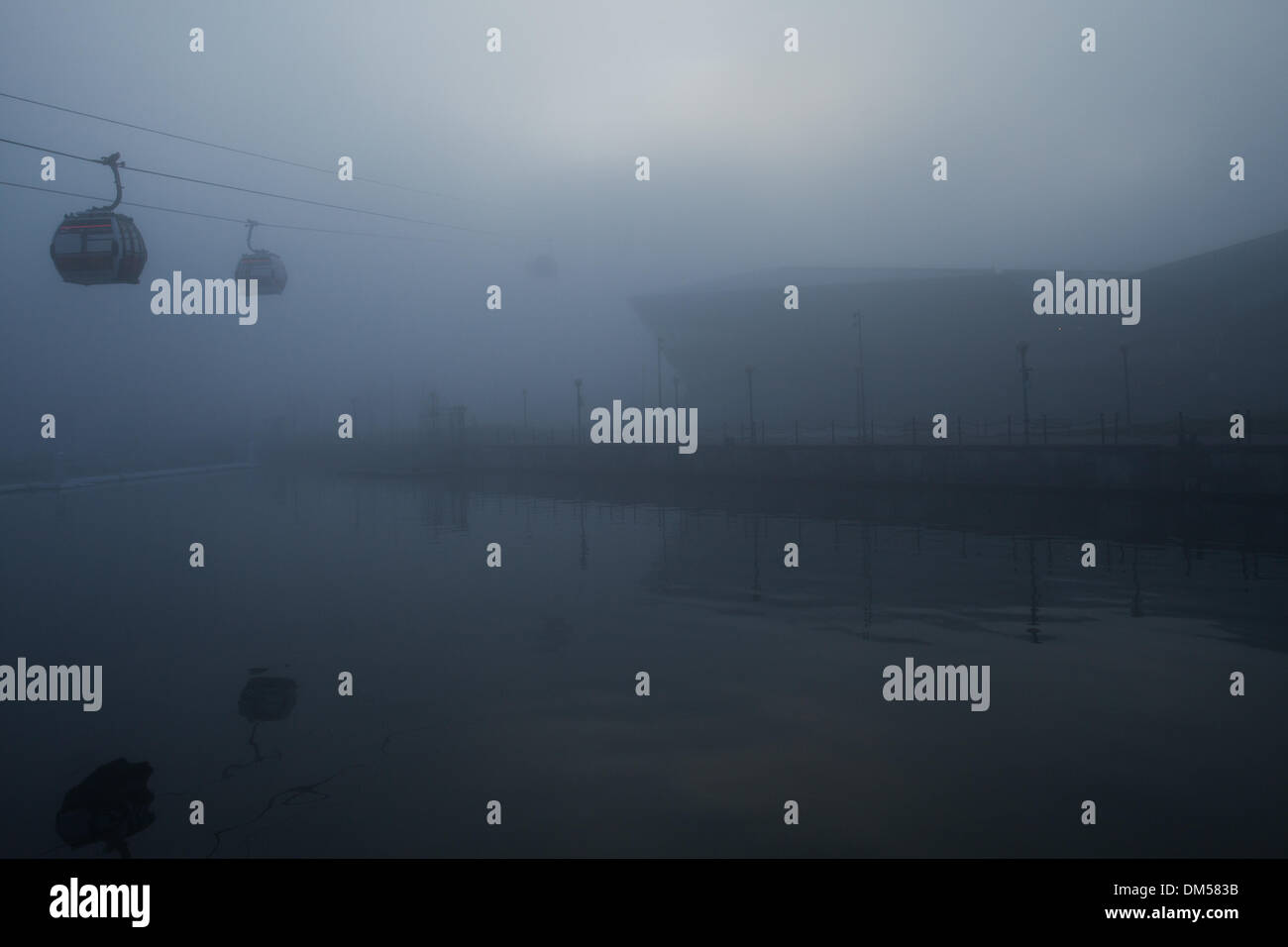 London, UK. 11. Dezember 2013. Dichter Nebel in East London begonnen, am Nachmittag zu heben. Bildnachweis: Vitor Da Silva/Alamy Live-Nachrichten Stockfoto