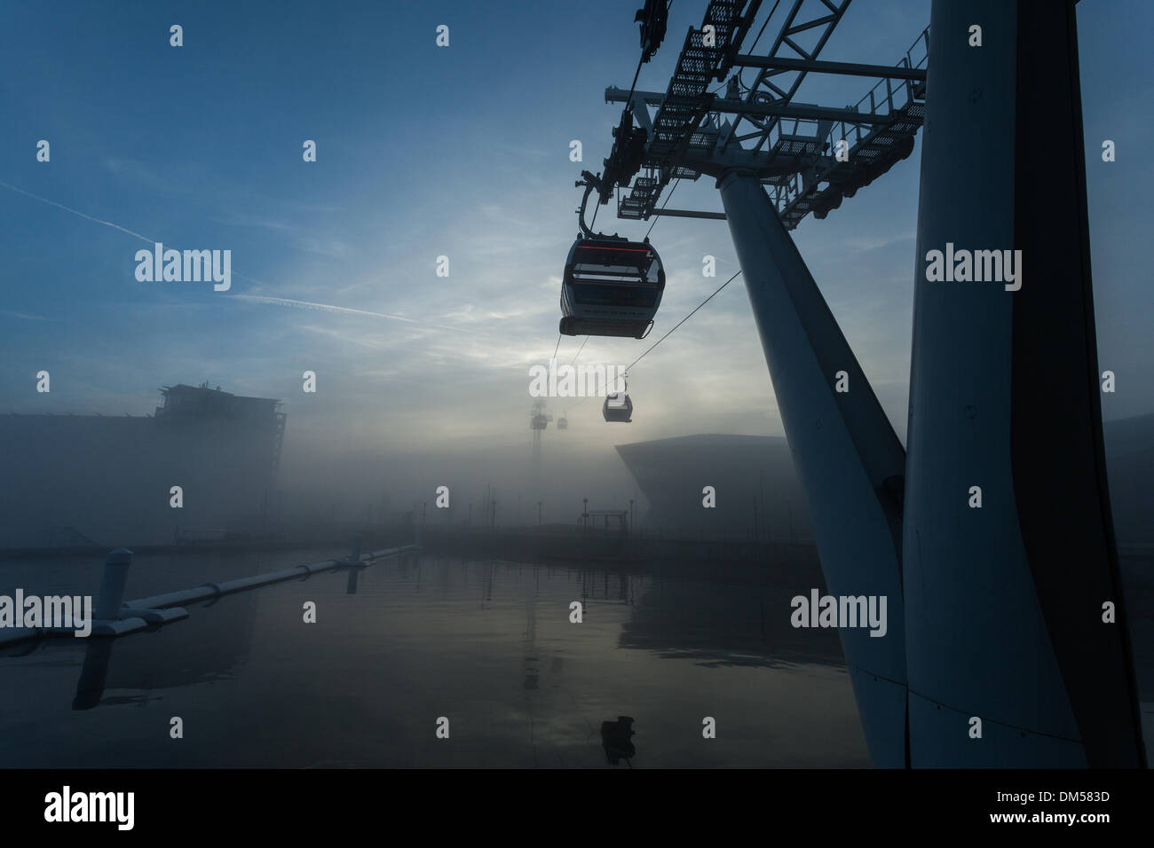 London, UK. 11. Dezember 2013. Dichter Nebel in East London begonnen, am Nachmittag zu heben. Bildnachweis: Vitor Da Silva/Alamy Live-Nachrichten Stockfoto