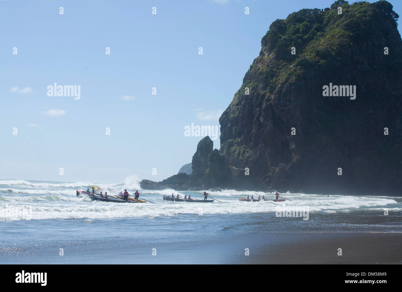 Piha Beach Big Wave Surf Boot Wettbewerb Stockfoto