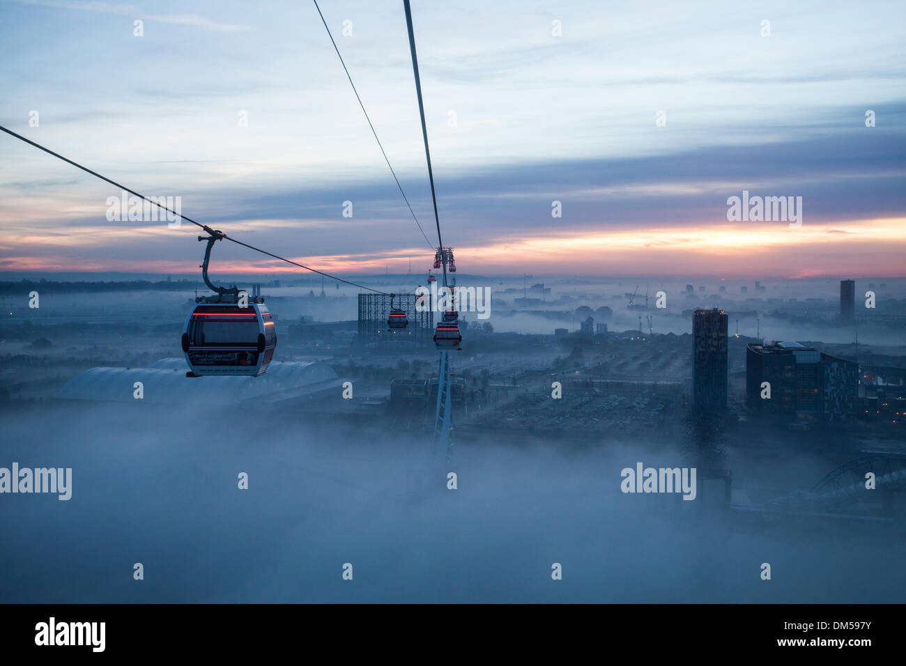 London, UK. 11. Dezember 2013. Dichter Nebel in East London begonnen, am Nachmittag zu heben. Bildnachweis: Vitor Da Silva/Alamy Live-Nachrichten Stockfoto