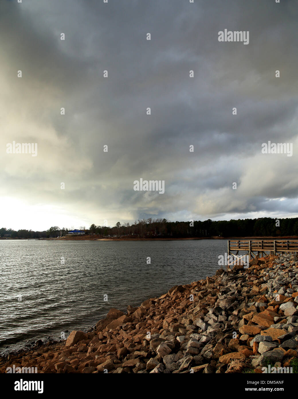 USA Wetter-Gewitterwolken über LAKE MURRAY in der Nähe von COLUMBIA, South Carolina 11. Dezember 2013 © Catherine Brown Stockfoto